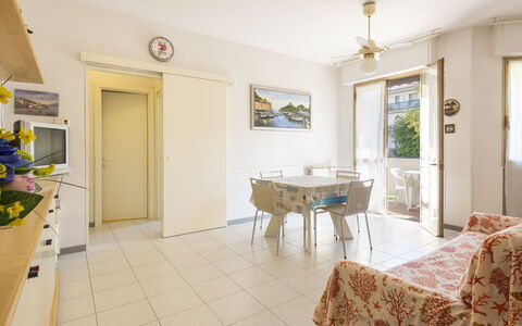 Casa Marina: Marco, Propiedad, Mueble, Ventana, Mesa, Madera, Diseño De Interiores, Amarillo, Silla, Piso