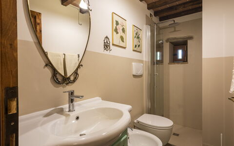 Villa Chio: Espejo, Grifo, Arreglo De Tubería, Lavabo Del Baño, Lavabo, Propiedad, Fotografía, Planta, Baño, Púrpura