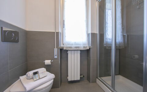 Pontremoli Apartments: Propiedad, Edificio, Comodidad, Piso, Suelo, Puerta, Casa, Baño, Bienes Raíces