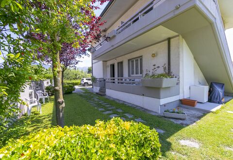 Pontremoli Apartments: Planta, Edificio, Propiedad, Hoja, Botánica, Hierba, Árbol, Sombra, Diseño Urbano, Barrio