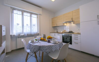 Pontremoli 2: Gabinetes, Propiedad, Mueble, Ventana, Mostrador, Edificio, Cocina, Aparato De Cocina, Diseño De Interiores, Madera