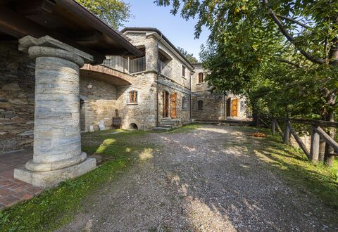 Villa Montignoso: Planta, Propiedad, Edificio, Cielo, Ventana, Árbol, Casa, Superficie De La Carretera, Cabaña, Hierba