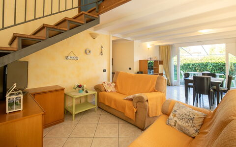 Villa Isola: Mueble, Propiedad, Mesa, Comodidad, Sofá, Edificio, Naranja, Madera, Diseño De Interiores, Suelo