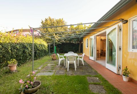 Villa Isola: Planta, Cielo, Mueble, Ventana, Maceta, Edificio, Flor, Silla, Planta De Casa, Hierba