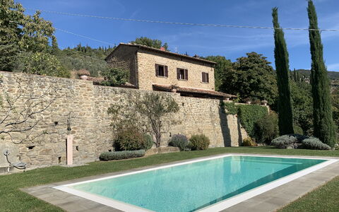 Villa Adelfa: Agua, Cielo, Propiedad, Planta, Azur, Árbol, Nube, Arquitectura, Edificio, Rectángulo