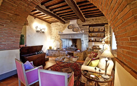 Villa Adelfa: Mueble, Propiedad, Marco, Sofá, Silla, Diseño De Interiores, Madera, Sala, Mesa, Ladrillo
