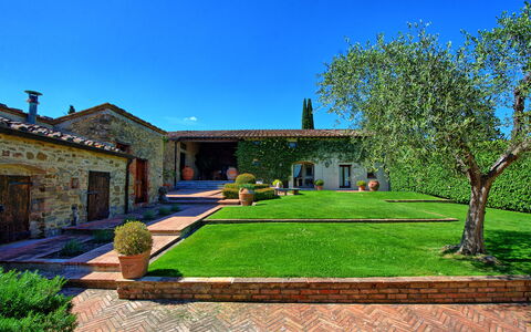 Villa Paneretta: Planta, Cielo, Propiedad, Edificio, Ventana, Árbol, Hierba, Cabaña, Casa, Barrio Residencial