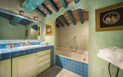 Villa Paneretta: Espejo, Grifo, Arreglo De Tubería, Propiedad, Gabinetes, Mueble De Baño, Lavabo, Lavabo Del Baño, Baño, Azur