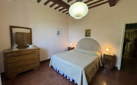 Alla Collina Del Sole: Cama, Mueble, Habitación, Pared, Sábana, Piso, Lecho, Diseño De Interiores, Madera, Suelo