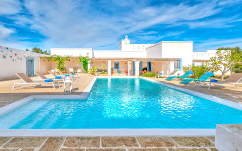 Masseria Tufo Bianco: Agua, Nube, Planta, Cielo, Propiedad, Piscina, Edificio, Azul, Azur, Rectángulo
