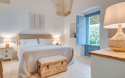 Masseria Tufo Bianco: Mueble, Propiedad, Blanco, Comodidad, Azur, Madera, Gabinetes, Encendiendo, Marco De La Cama, Textil