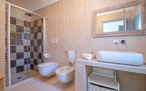 Masseria Tufo Bianco: Marrón, Espejo, Arreglo De Tubería, Grifo, Propiedad, Lavabo Del Baño, Edificio, Lavabo, Púrpura, Baño