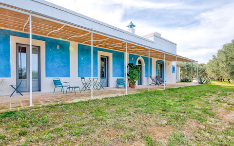 Masseria Tufo Bianco: Cielo, Nube, Ventana, Planta, Edificio, El Terreno Del Lote, Sombra, Puerta, Casa, Árbol