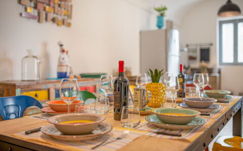 Masseria Tufo Bianco: Mesa, Comida, Vajilla, Propiedad, Botella, Mueble, Drinkware, Vajilla, Cocina, Naranja