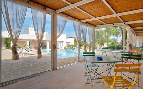 Masseria Tufo Bianco: Mesa, Mueble, Planta, Silla, Agua, Edificio, Piscina, Sombra, Ventana, Diseño De Interiores
