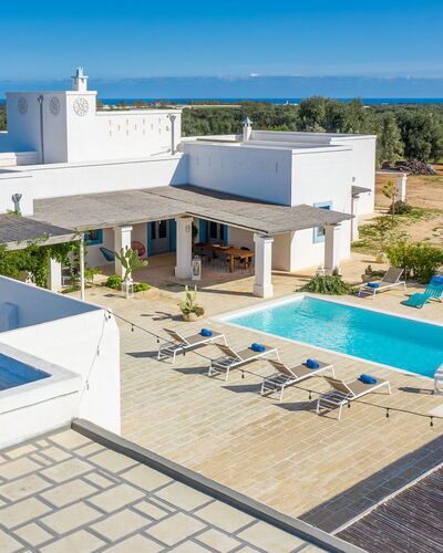 Masseria Tufo Bianco: Edificio, Cielo, Propiedad, Piscina, Agua, Azur, Árbol, Mueble Para Exteriores, Sombra, Arquitectura
