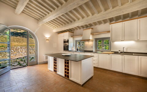 Villa Lucarella: Cocina, Diseño De Interiores, Piso, Mostrador, Madera, Techo, Gabinetes, Mueble, Suelo, Aparato De Cocina