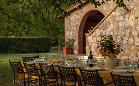 Palazzo Bello: Mueble, Mesa, Mueble Para Exteriores, Mesa Al Aire Libre, Silla, Jardín, Restaurante, Sombra, Cocina Y Comedor Mesa, Patio Interior