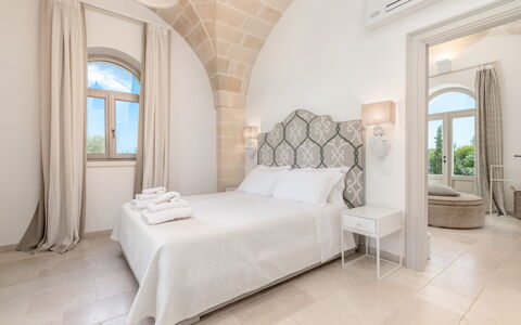 Villa Bellavista: Mueble, Propiedad, Ventana, Comodidad, Azur, Madera, Marco De La Cama, Diseño De Interiores, Planta, Edificio