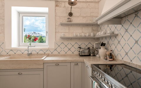 Villa Bellavista: Gabinetes, Mostrador, Grifo, Mueble, Fregadero, Madera, Cocina, Encendiendo, Diseño De Interiores, Lavabo