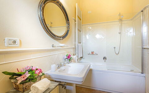 Villa Vaccoli: Espejo, Planta, Grifo, Arreglo De Tubería, Flor, Propiedad, Lavabo, Lavabo Del Baño, Edificio, Baño