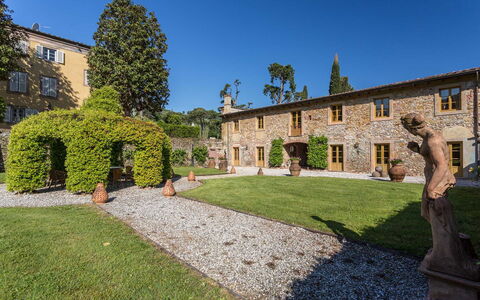 Villa Vaccoli: Planta, Cielo, Ventana, El Terreno Del Lote, Edificio, Hierba, Cabaña, Paisaje, Fachada, Árbol