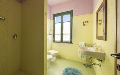 Villa Rosata: Arreglo De Tubería, Propiedad, Lavabo, Espejo, Baño, Púrpura, Grifo, Ventana, Edificio
