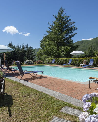 Villa Rosata: Agua, Planta, Cielo, Mueble, Piscina, Nube, Paraguas, Naturaleza, Silla, Árbol