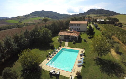 Villa Le Selvole: Agua, Cielo, Los Recursos Hídricos, Nube, Montaña, Edificio, Piscina, Árbol, Planta, El Terreno Del Lote