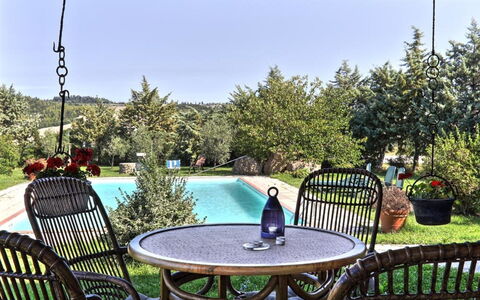 Villa Le Selvole: Planta, Agua, Cielo, Mesa, Mueble, Propiedad, Azur, Naturaleza, Silla, Piscina