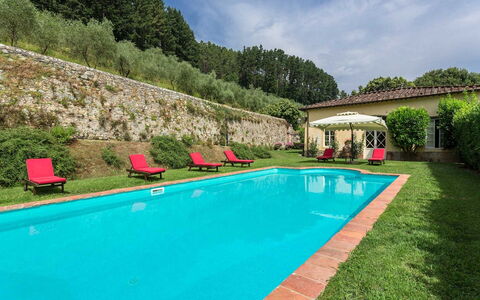 Villa Cantignano: Agua, Planta, Nube, Cielo, Piscina, Verde, Árbol, Rectángulo, Silla, Paisaje Natural