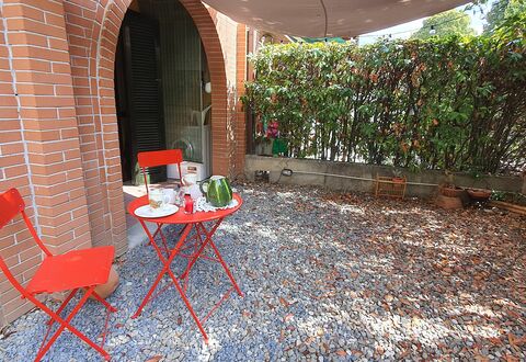 Bianca: Propiedad, Mueble, Mesa, Planta, Mueble Para Exteriores, Silla, Mesa Al Aire Libre, Edificio, Sombra, Madera