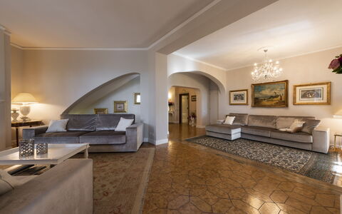 Villa Monteresi: Mueble, Marco, Mesa, Madera, Diseño De Interiores, Encendiendo, Sala, Mostrador, Suelo, Piso