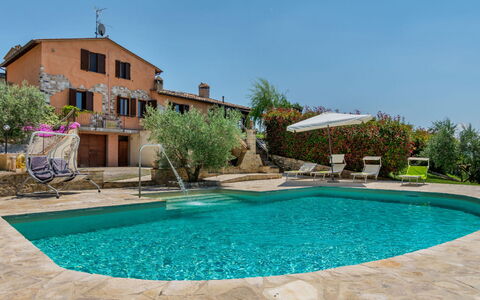 Villa Montone: Agua, Cielo, Planta, Propiedad, Edificio, Azur, Piscina, Árbol, Sombra, Ocio