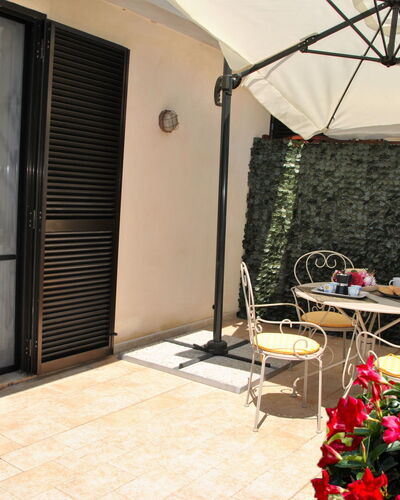 La Terrazza di Dinky: Planta, Flor, Propiedad, Mueble, Edificio, Maceta, Silla, Planta De Casa, Mesa, Sombra
