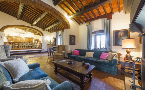 Villa Di Gaiole: Mesa, Sofá, Mueble, Propiedad, Marco, Ventana, Edificio, Sala, Madera, Encendiendo