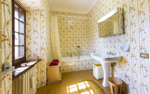 Villa Di Gaiole: Espejo, Mueble, Grifo, Propiedad, Lavabo, Arreglo De Tubería, Edificio, Madera, Mostrador, Baño