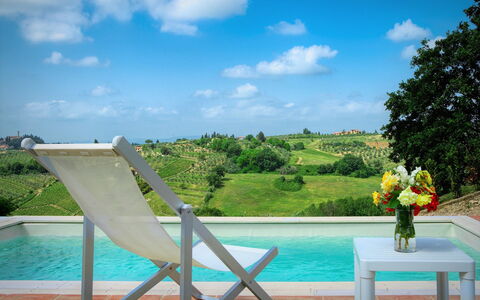 Villa Pianora: Agua, Nube, Cielo, Planta, Naturaleza, Azur, Mueble Para Exteriores, Silla, Flor, Piscina