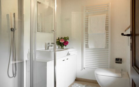 Villa Pianora: Espejo, Propiedad, Arreglo De Tubería, Baño, Lavabo, Grifo, Diseño De Interiores, Edificio, Púrpura