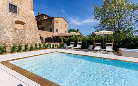 Villa Pianora: Agua, Planta, Propiedad, Edificio, Cielo, Ventana, Piscina, Azur, Nube, Árbol
