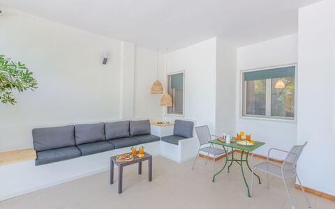Villa Talise: Mesa, Sofá, Mueble, Planta, Diseño De Interiores, Edificio, Sala, Madera, Encendiendo, Naranja