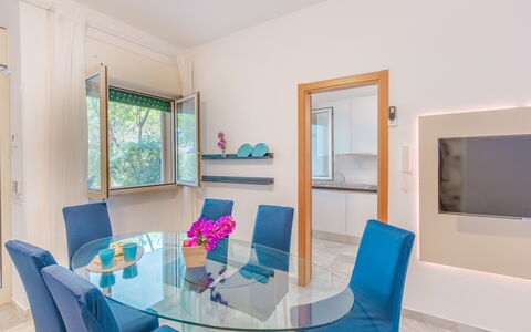 Villa Talise: Mesa, Mueble, Propiedad, Silla, Azur, Madera, Ventana, Diseño De Interiores, Piso, Suelo