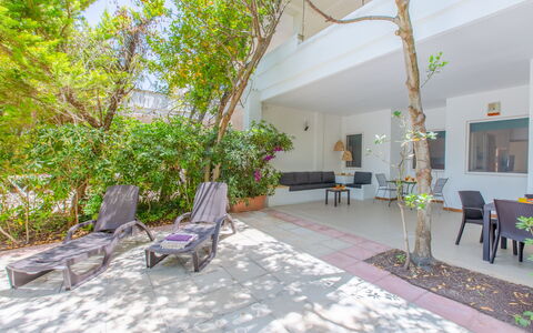 Villa Talise: Mueble, Planta, Silla, Mesa, Amarillo, Diseño De Interiores, Edificio, Planta De Casa, Sofá, Maceta