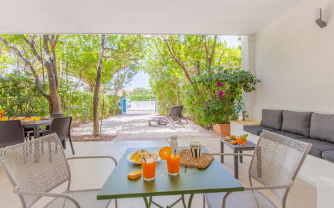 Villa Talise: Mesa, Mueble, Propiedad, Edificio, Planta, Silla, Maceta, Árbol, Sombra, Sofá