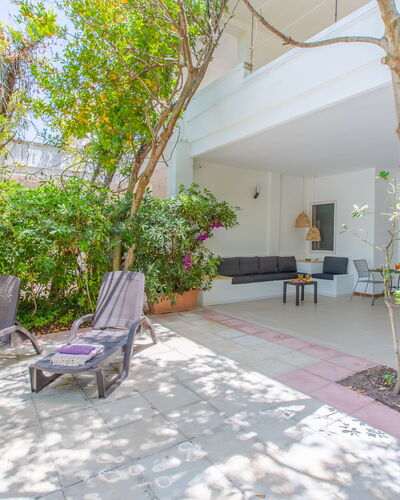 Villa Talise: Mueble, Planta, Silla, Mesa, Amarillo, Diseño De Interiores, Edificio, Planta De Casa, Sofá, Maceta