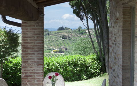 Chianti Fornace 1: Mueble, Cielo, Planta, Edificio, Silla, Árbol, Sombra, Porche, Mesa, Mueble Para Exteriores