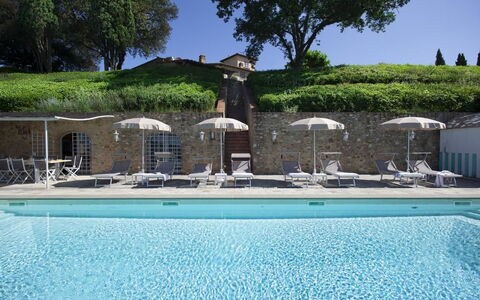Chianti Fornace 1: Agua, Cielo, Planta, Piscina, Árbol, Sombra, Mueble Para Exteriores, Edificio, Material Compuesto, Hierba
