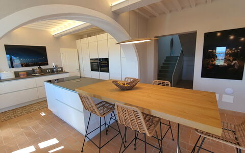 Casa Insieme: Mesa, Propiedad, Mueble, Edificio, Madera, Casa, Diseño De Interiores, Salón, Gabinetes, Suelo