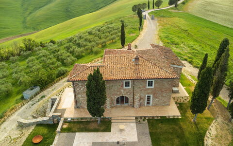 Casa Insieme: Planta, Propiedad, Edificio, Verde, Ventana, El Terreno Del Lote, Paisaje Natural, Hierba, Casa, Pendiente