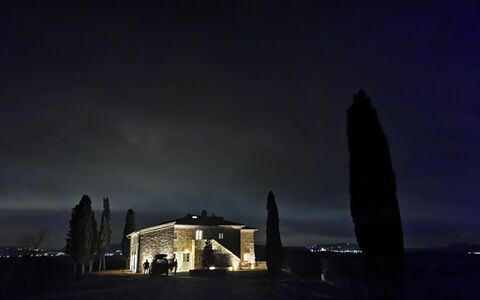 Casa Insieme: Atmósfera, Cielo, Ventana, Nube, Oscuridad, Edificio, Horizonte, Ciudad, Tintes Y Sombras, Paisaje
